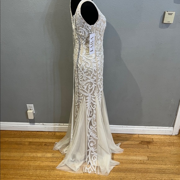 LARA GRETA BEADED V-NECK TULLE WEDDING DRESS WITH CONTRAST LINING NWT size 2 - Picture 9 of 17